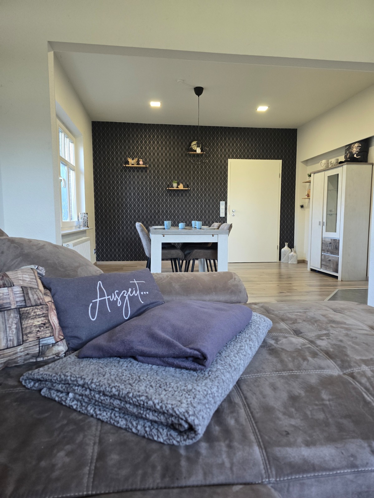 Musterwohnung – Wohnbereich mit Akzentwand